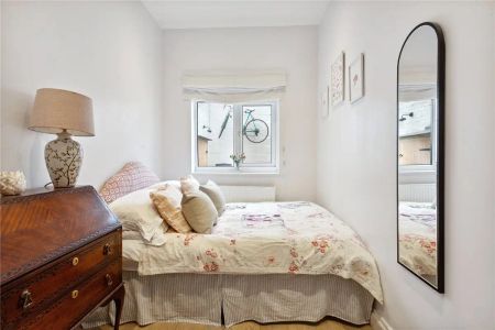 2 bedroom maisonette in London - Photo 3