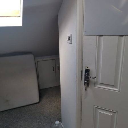 Room in a Shared House, Glencoe Avenue, IG2 - Photo 4