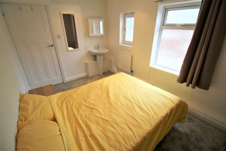 4 bedroom terraced house to rent - Photo 4