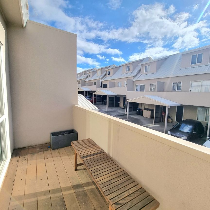 Contemporary Living and Urban Style - Photo 1