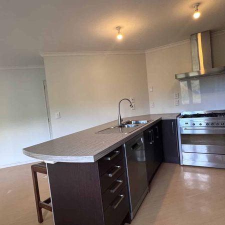 4 Bedrooms Stokes Valley - Photo 3