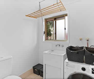 Freshly Renovated & Fully Furnished Two-Bedroom Townhouse in Centra... - Photo 1