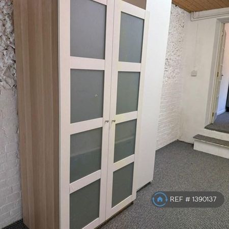 5 bedroom semi-detached house to rent - Photo 4