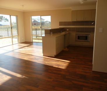 Stunning 2-Storey 4-Bedroom Home with Ocean Views in Two Rocks! - Photo 3