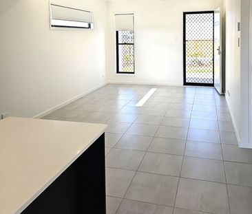 GREAT LOCATION-NEAR NEW FULLY DUCTED 3 BED 2 BATH TOWNHOUSE - Photo 1