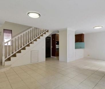 Modern Townhouse in Prime Southport Location - Convenience, Style, ... - Photo 6