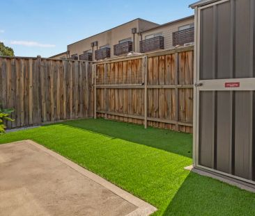 Low maintenance and modern, everything you've ever wanted! - Photo 4