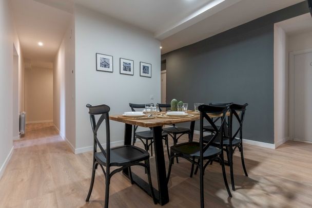 Bright room with balcony on Bailén Street - Photo 1