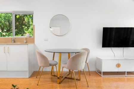 Fully Furnished Inner-City Apartment in Boutique West End Complex - Photo 3