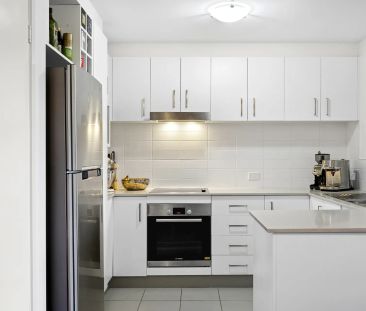 Light-Filled 2-Bedroom Apartment Overlooking Kingston Oval - Photo 5