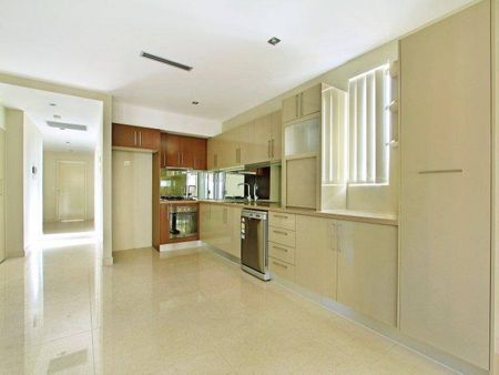 3 BEDROOM UNIT - CBD LIVING -WALK TO THE BEACH - Photo 3