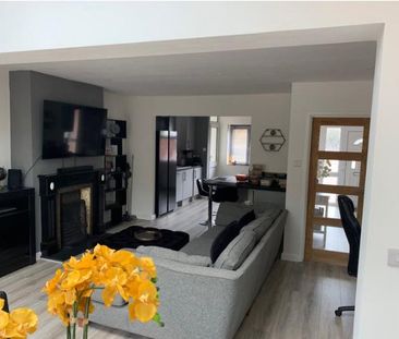 Newly Refurbished, Beautiful home - Photo 2