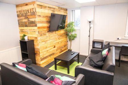 1 bedroom in a flat share to rent - Photo 2