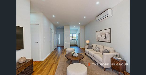 Stunning three bedroom townhouse with study nook! - Photo 1