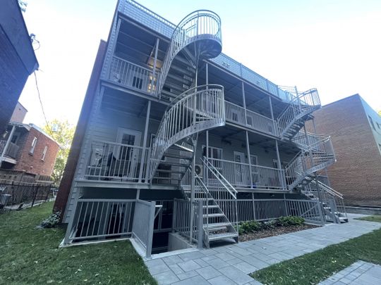 Métro Frontenac : condo 3 chambres de construction récente offert en location avec électroménagers inclus! - Photo 1