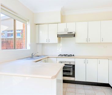 Bright & Breezy Two Bedroom Apartment - Photo 2