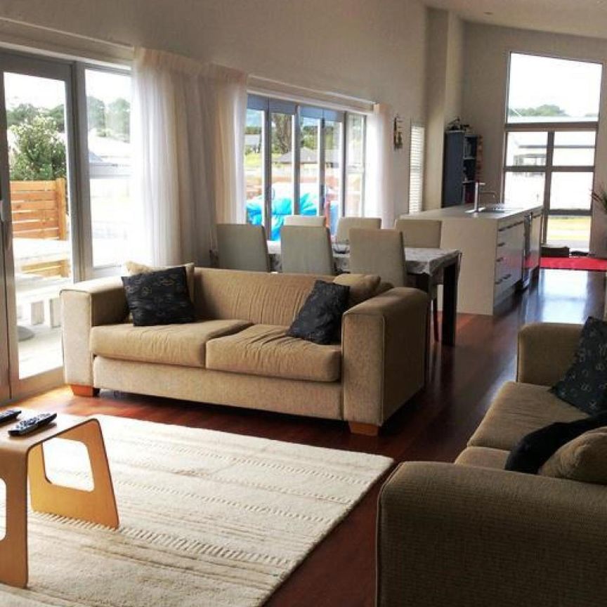 Kelly Jade - Bring your furry friends! - Photo 1