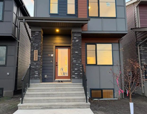 Excellent Location 3 Bed+Bonus New Bright House — 3 Bedrooms House - Photo 1