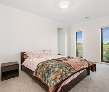 24 Ravenhurst Circuit, Cranbourne North - Photo 2