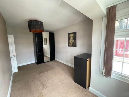 3 bed Semi-detached in West street , Carshalton, SM5 2NR - Photo 3
