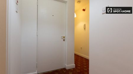 Room for rent in 3-bedroom apartment in North Inner City - Photo 3