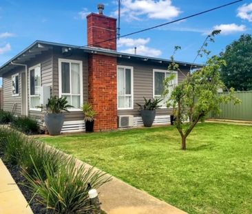 PERFECT FAMILY HOME IN CENTRE OF TOWN - Photo 2