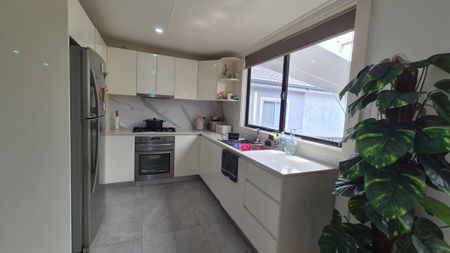 Modern 3 Bedroom Home - Photo 4