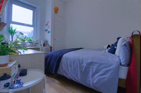 4 bedroom flat to rent - Photo 2