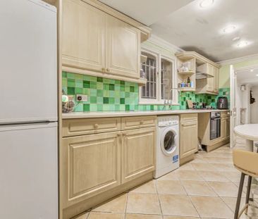 3 bedroom flat in London - Photo 3