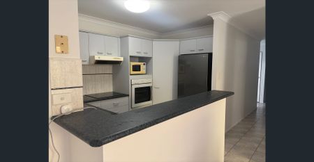 Spacious 3-Bedroom Duplex with Media Room & FTTP in Quiet Catherine Court, Labrador - Photo 5