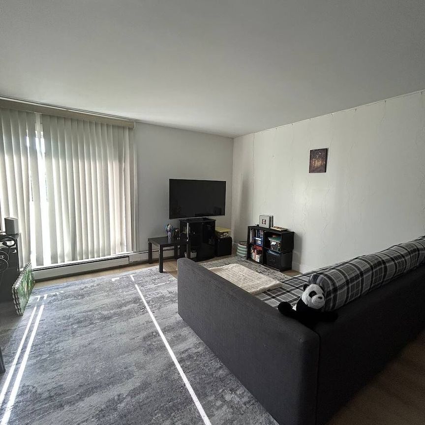 302, 2117 16 Street SW - 1 - Photo 1