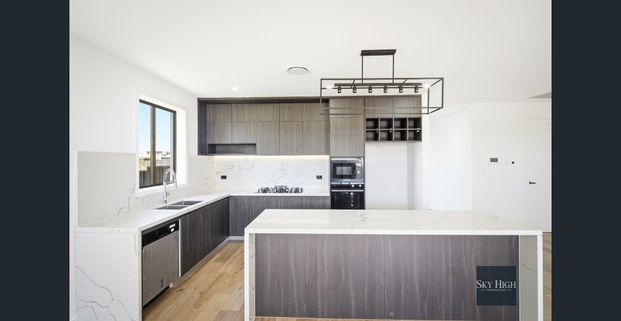 🏡 Stylish Brand-New Family Home for Lease in Claremont Meadows - Photo 1