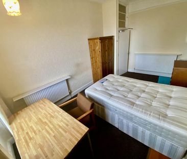 3 bedroom flat to rent - Photo 4