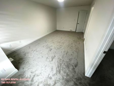 BRAND NEW 3 BED, 2.5 BATH, 2 STOREY TOWNHOUSE W/A DOUBLE ATTACHED GARAGE IN THE COMMUNITY OF THE ORCHARDS OF ELLERSLIE - Photo 4