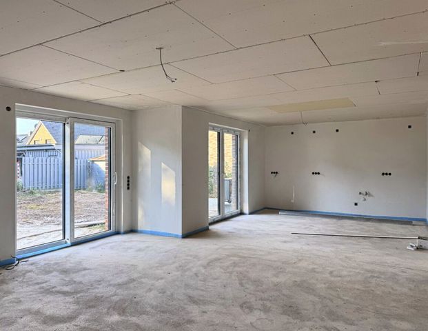 Erstbezug: Moderne Bungalowhälfte mit Einbauküche & Carport in ruhiger Siedlungslage von Wiesmoor - Foto 1