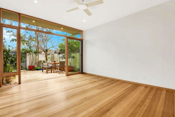 Luxuriously Designed, Tastefully Renovated, Stylish and Sun Kissed Executive Style Family Home in a Blue-Ribbon Location, Pet Friendly - Photo 1