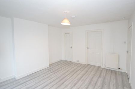 3 bedroom flat to rent - Photo 2