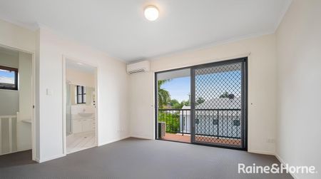 Your Toowong Retreat: Spacious, Modern & Conveniently Located! - Photo 3