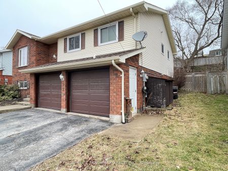 Detached Home For Lease | S8117012 - Photo 2