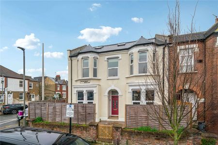 Savills present this newly refurbished three bedroom flat ideally located close to local amenities and transport links. - Photo 4