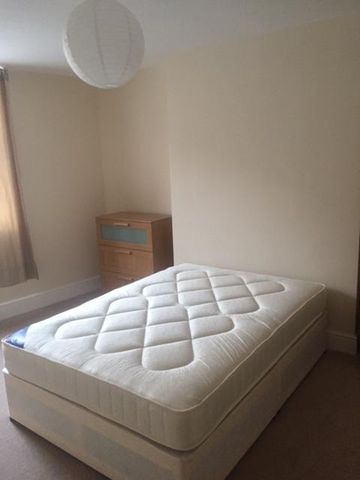 1 bedroom in a house share to rent - Photo 2