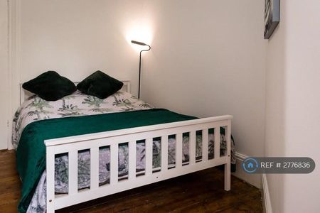 1 bedroom in a flat share to rent - Photo 4