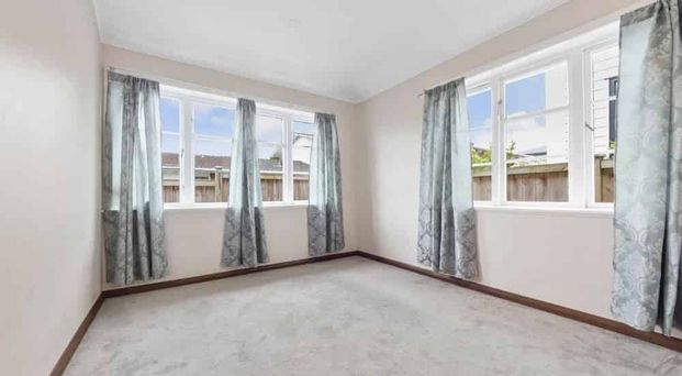 Charming 4BR Home on BlockhouseBay road - Photo 1