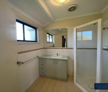 Modern, Fully Furnished Townhouse in the Heart of Cannonvale - Photo 6