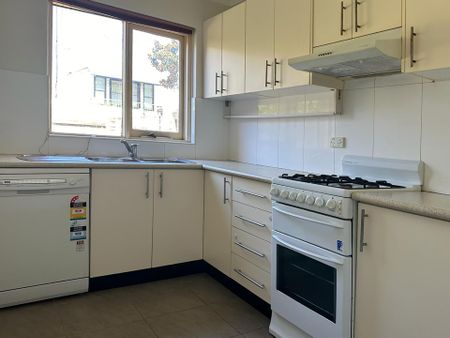 LARGE THREE-BEDROOM HOME - IDEAL LOCATION - Photo 2