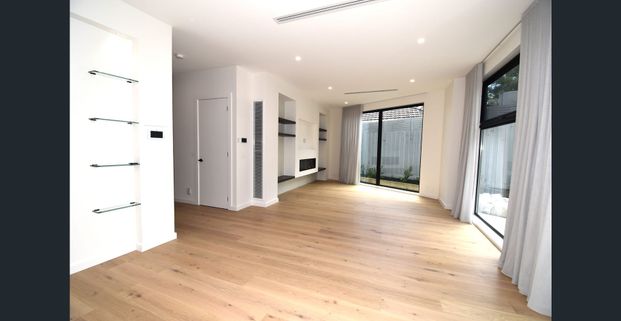 Luxury Townhouse – a Perfect Blend of Style and Space - Photo 1