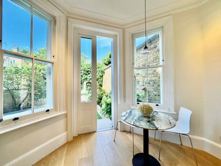 4 Bedroom Three Level Apartment, - Photo 4