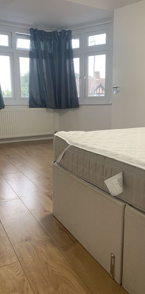 Room in a Shared House, Tamworthlane, CR4 - Photo 1