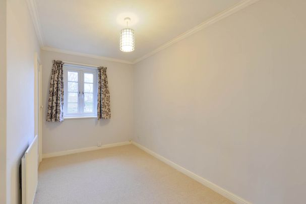 Tattenham Crescent, Epsom - Photo 1