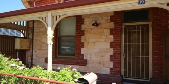 UNFURNISHED SPACIOUS 1 BR COTTAGE WITH SECURE REAR CARPARK - Photo 3